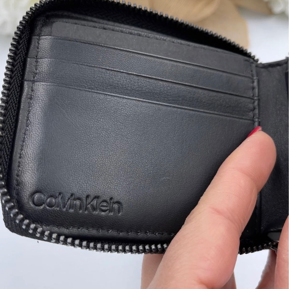 🥳SOLD🥳 NWT Calvin Klein small zippy wallet - Picture 4 of 7
